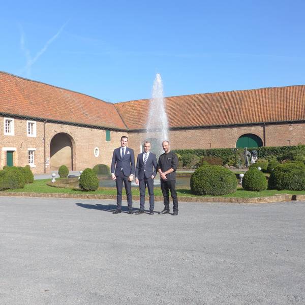Auf dem Foto ist das neue Team des Restaurants auf Schloss Loersfeld zu sehen.