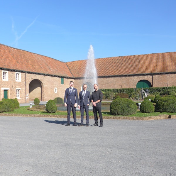 Auf dem Foto ist das neue Team des Restaurants auf Schloss Loersfeld zu sehen.