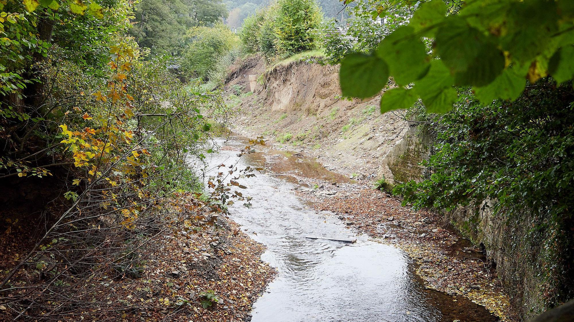 Das Bild zeigt den Platißbach wenige Monate nach der Flutkatastrophe 2021. Auf rund 40 Metern war in der Höhe des Campingplatzes der Hang zum Platißbach abgerutscht.