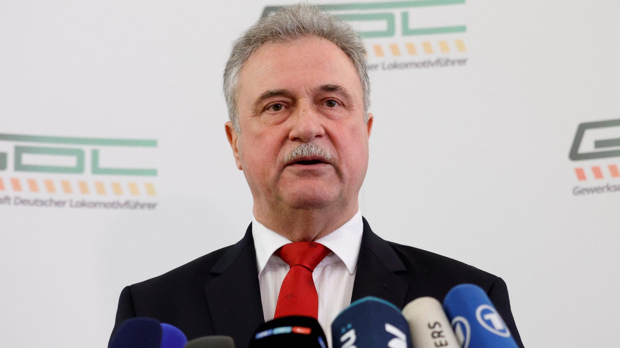 26.03.2024, Berlin: Claus Weselsky, Vorsitzender der Gewerkschaft Deutscher Lokomotivführer (GDL), spricht mit Journalisten bei einer Pressekonferenz über die Einigung mit der Deutschen Bahn im Tarifkonflikt.