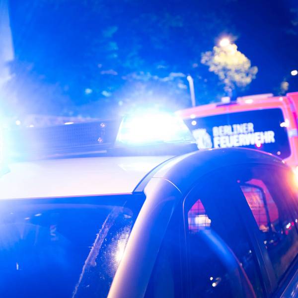 Feuerwehr- und Polizeiwagen stehen an einem Brandort. (Symbolbild)