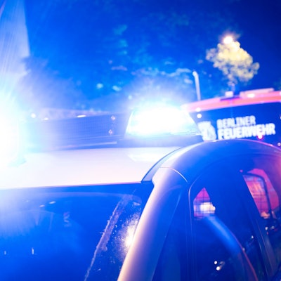 Feuerwehr- und Polizeiwagen stehen an einem Brandort. (Symbolbild)