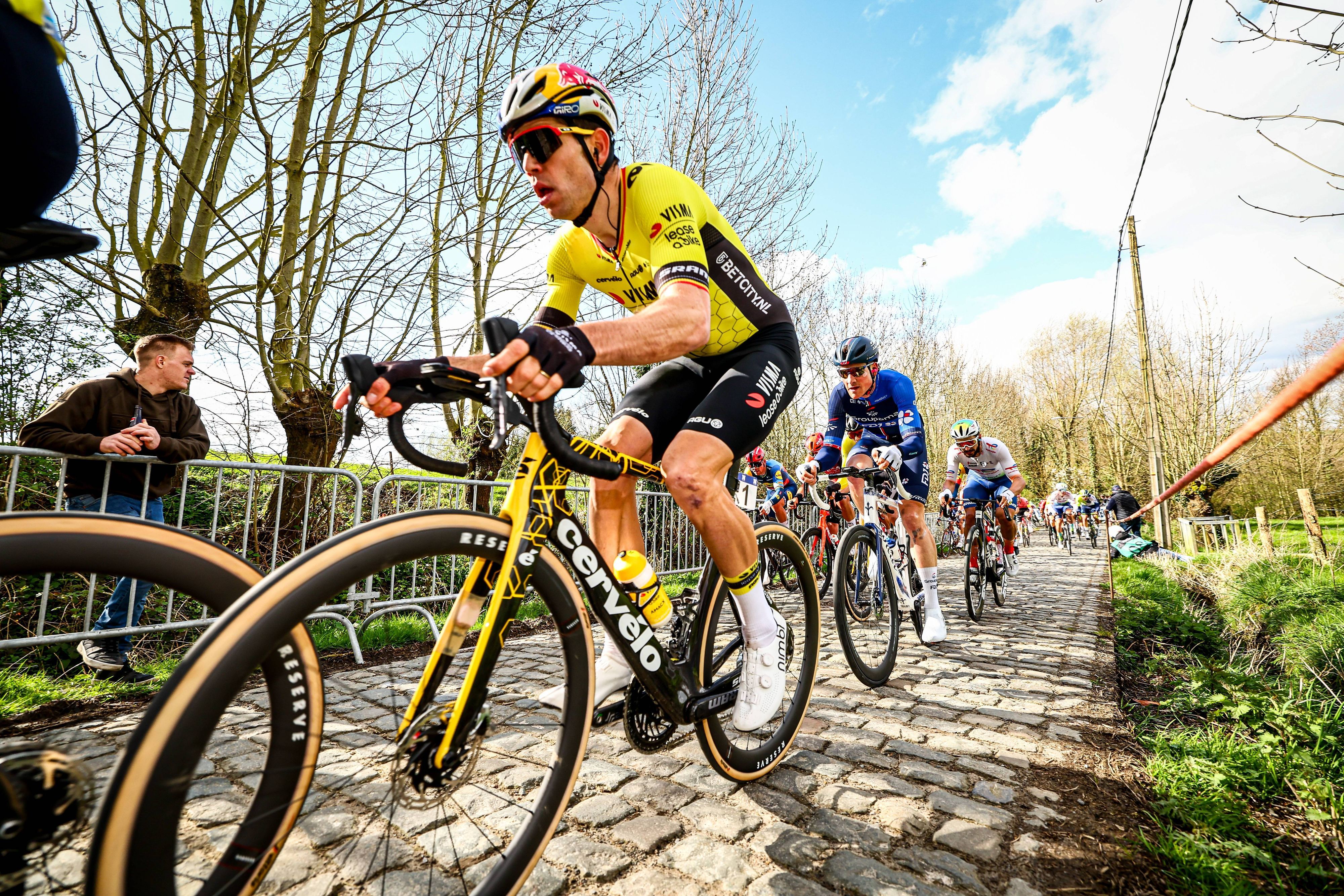 Der belgische Radprofi Wout van Aert ist nach einem schweren Massensturz während des Eintagesrennens Quer durch Flandern in ein Krankenhaus gebracht worden.