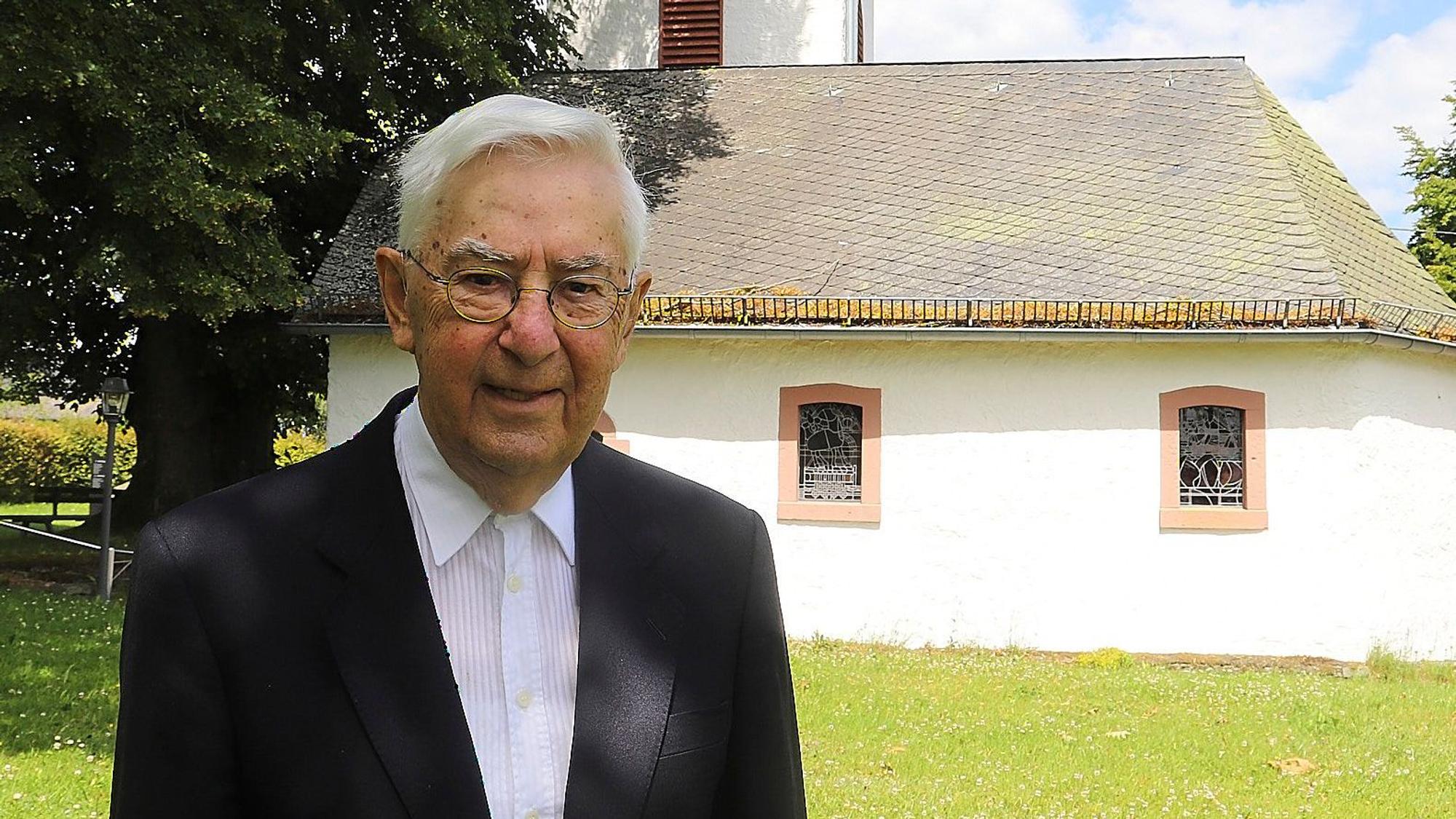 Das Archivbild zeigt den ehemaligen Weihbischof Karl Reger vor der Kapelle seines Heimatortes Giescheid in der Gemeinde Hellenthal. Der Geistliche starb am 27.März.