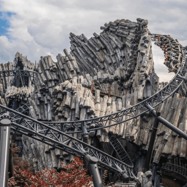 Das Foto zeigt die Achterban „Taron“ im Phantasialand.