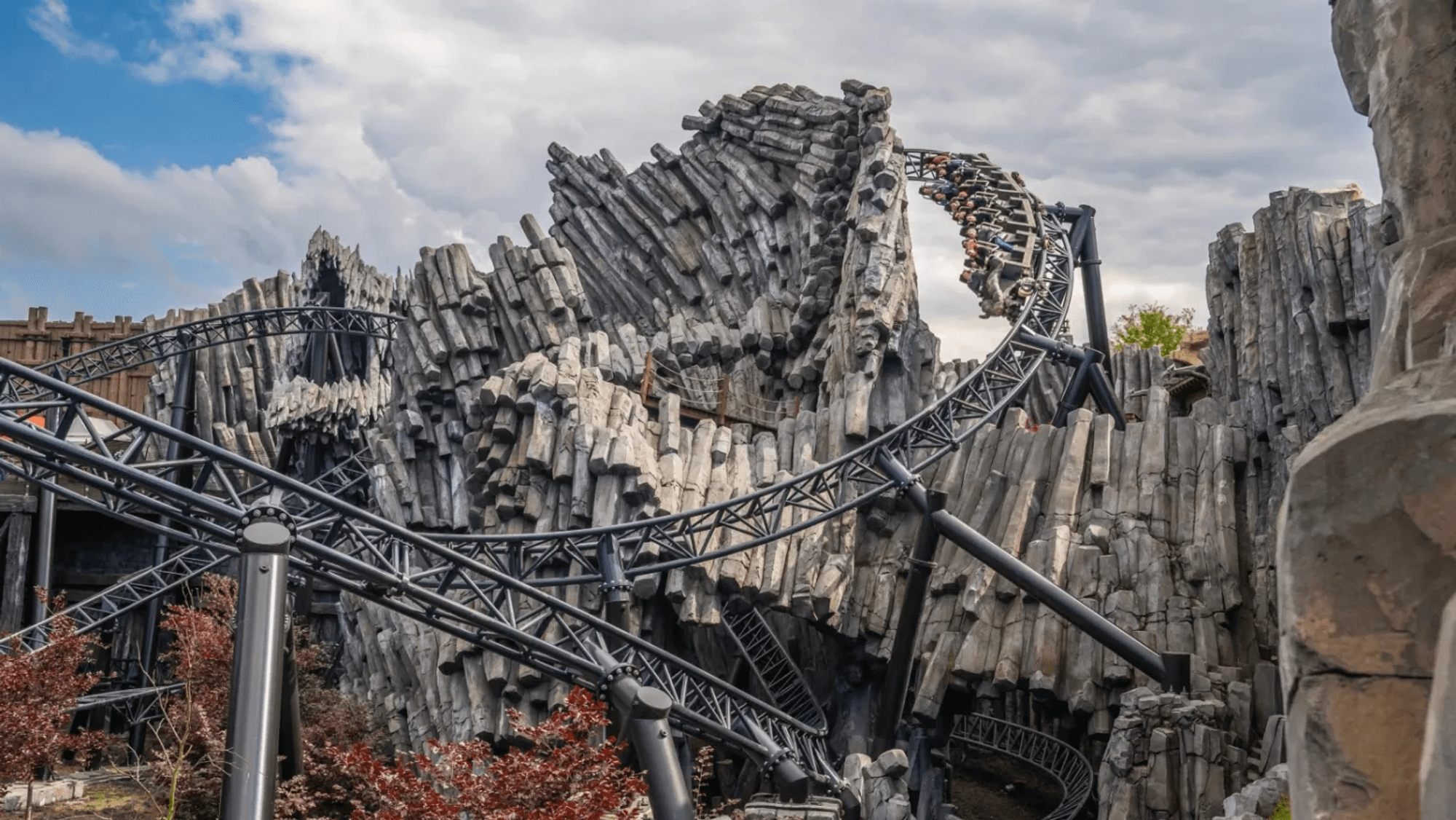 Das Foto zeigt die Achterban „Taron“ im Phantasialand.