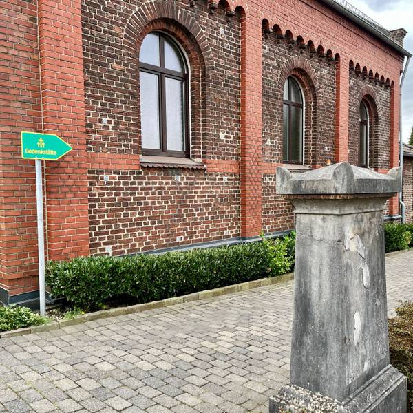 Hinweistafel „Gedenkstätte“ an der Friedhofskapelle in Burscheid
