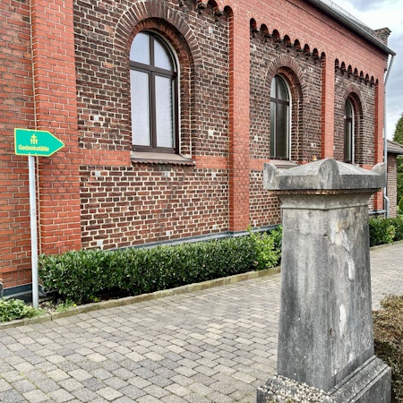 Hinweistafel „Gedenkstätte“ an der Friedhofskapelle in Burscheid