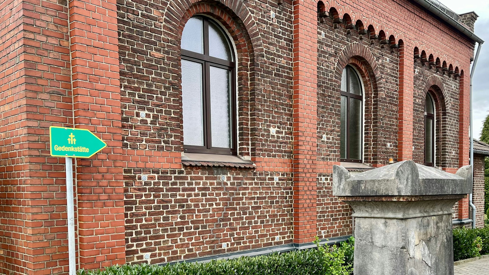 Hinweistafel „Gedenkstätte“ an der Friedhofskapelle in Burscheid