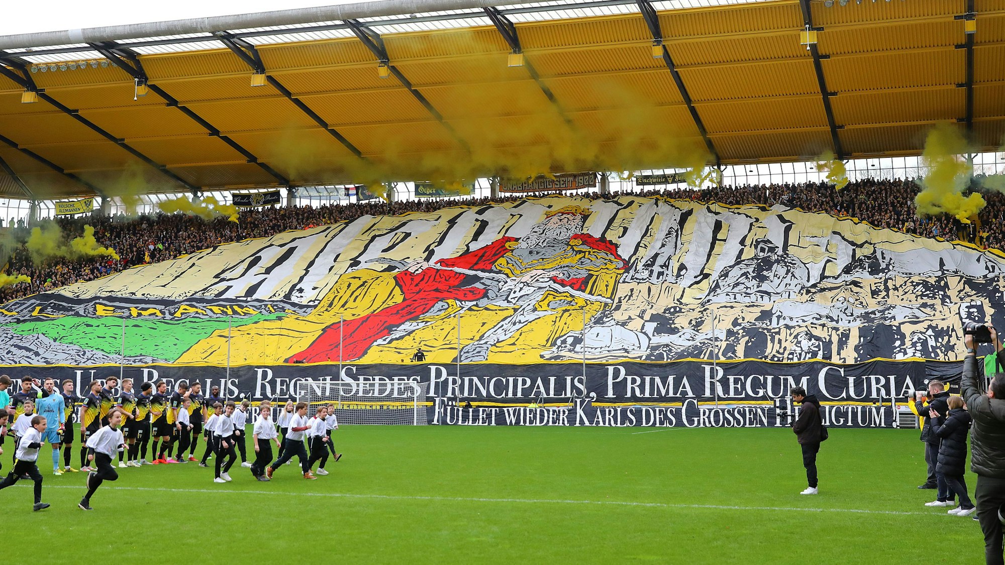 Aachen-Fans vor dem, Choreographie
| Alemannia Aachen - RWO | Ort: Aachen, Tivoli | Datum: 10.02.2024 | Foto: Micha Korb / FUNKE Foto Services