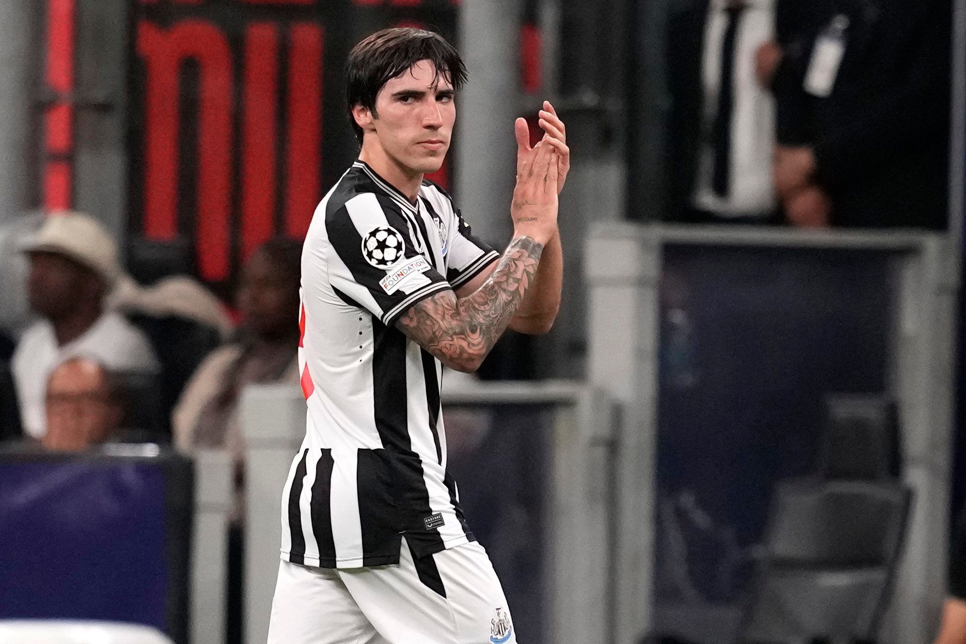 Der italienische Nationalspieler Sandro Tonali ist erneut wegen mutmaßlicher illegaler Wetten angeklagt worden.