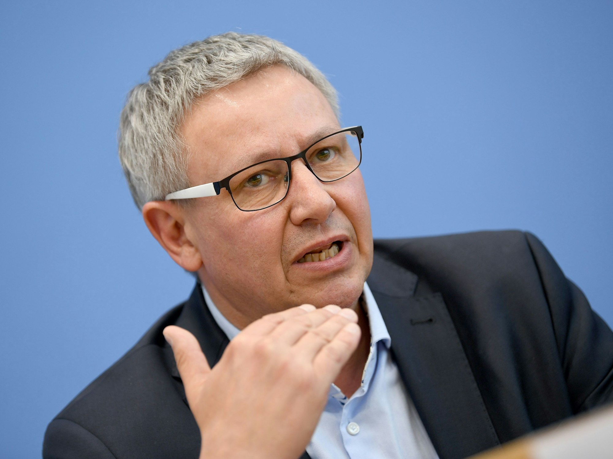 Das Bild zeigt Michael Mertens, stellvertretenden Bundesvorsitzender der GdP, im Dialog.
