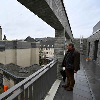 Peter Rothausen blickt auf die Kirche St. Franziskus.