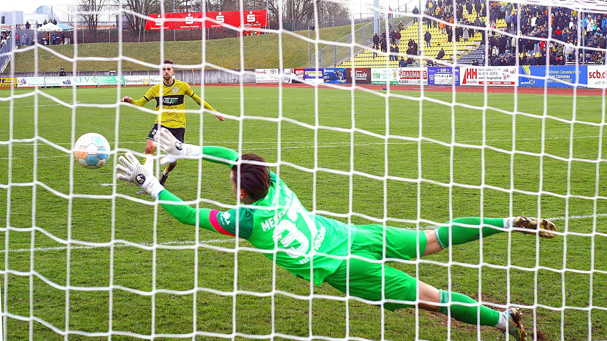 Torhüter Daniel Mesenhöler partiert den Elfmeter des Plaueners Charlie Spranger.