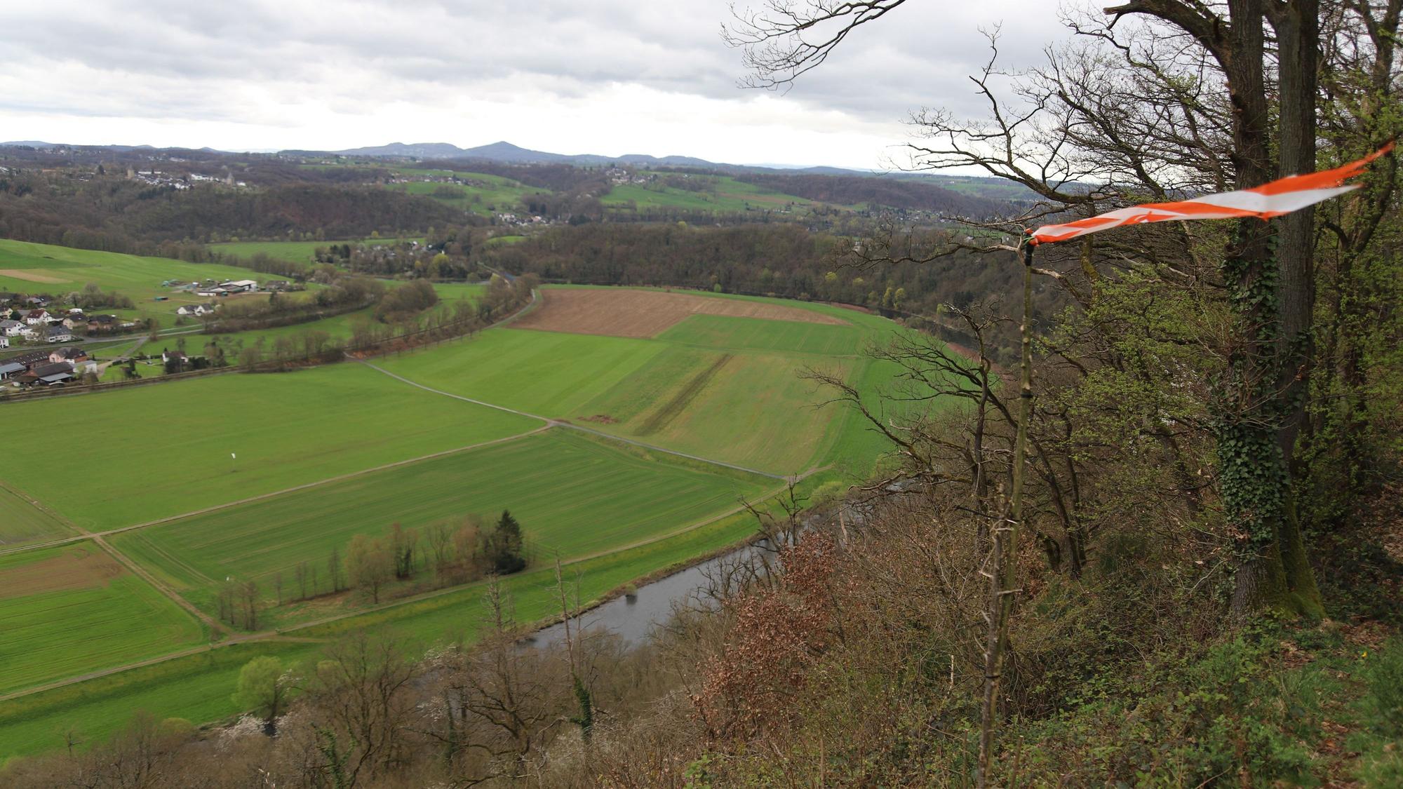 Bei der Osterwanderung 2024 gibt es Abenteuer, ständiges Auf und Ab sowie viele Orte religiösen Gedenkens. Hier ist der überwältigende Blick von der Stachelhardt.