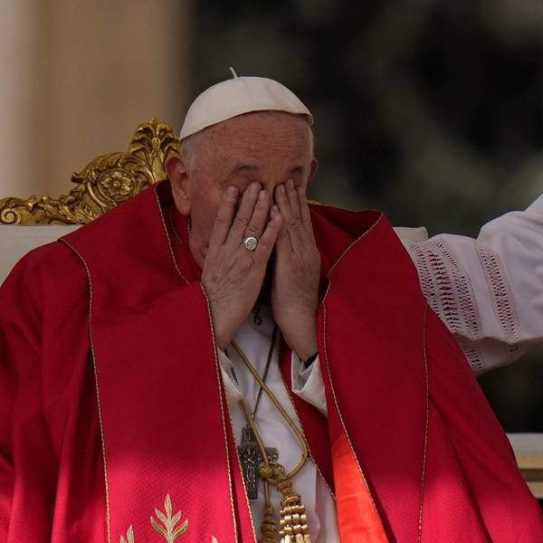 Erschöpft: Papst Franziskus kommt auf dem Petersplatz an, um am 24. März die Palmsonntagsmesse im Vatikan zu feiern.