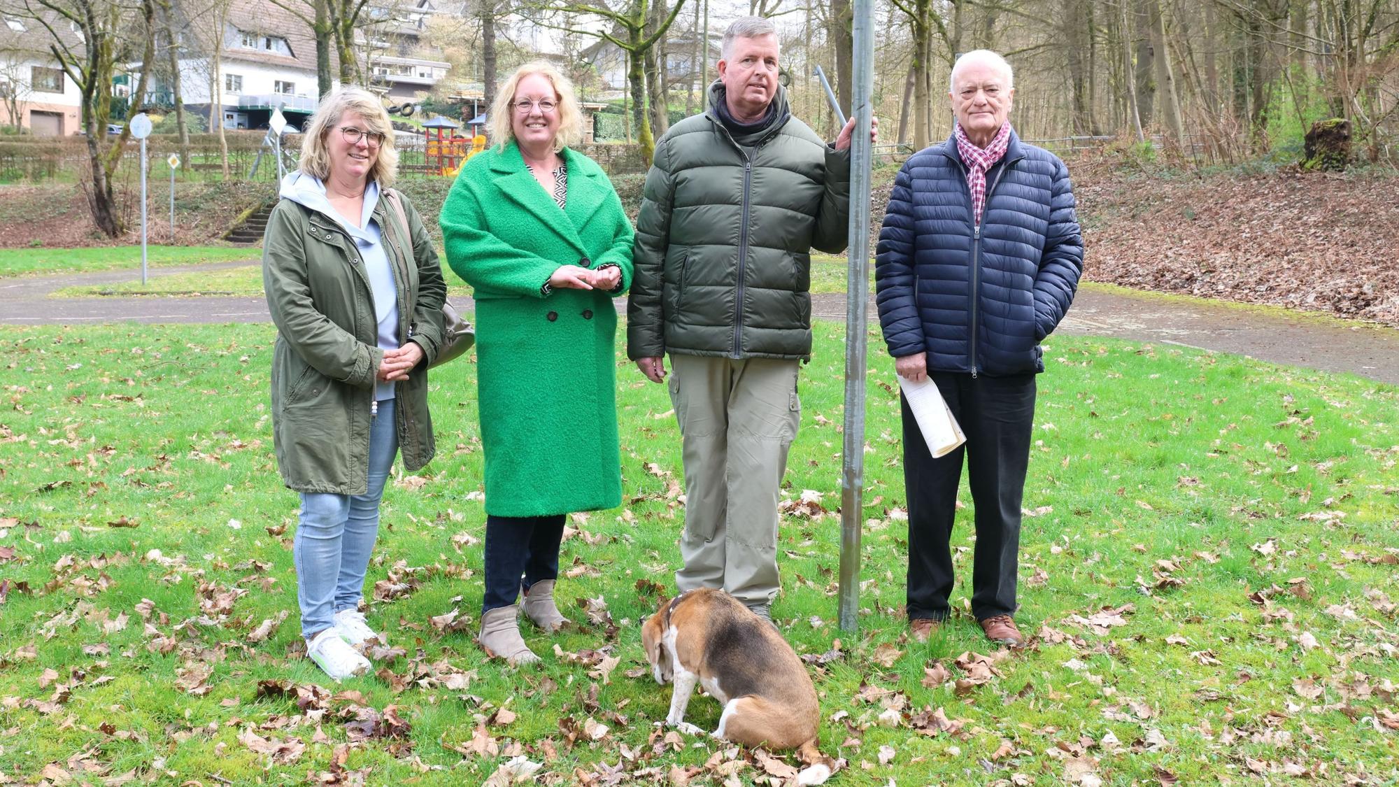 Auf Einladung dieser Zeitung haben sich Sabine Ludwig-Behnke (von links), Daniela Saynisch, Thomas Braatz und Reinhard Grüber im Verkehrsgarten zum Schwelgen in Erinnerungen getroffen. Unser Foto zeigt die Gruppe auf dem Gelände und einem der Verkehrszeichen dort.