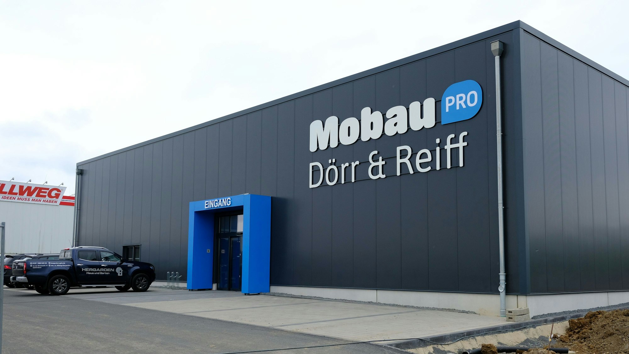 Auf einer grauen Firmenhalle ist die Aufschrift Mobau Pro Dörr & Reiff zu sehen.