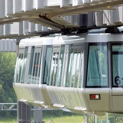 Ein „SkyTrain“ fährt bei der Vorstellung zum Düsseldorfer Flughafen.