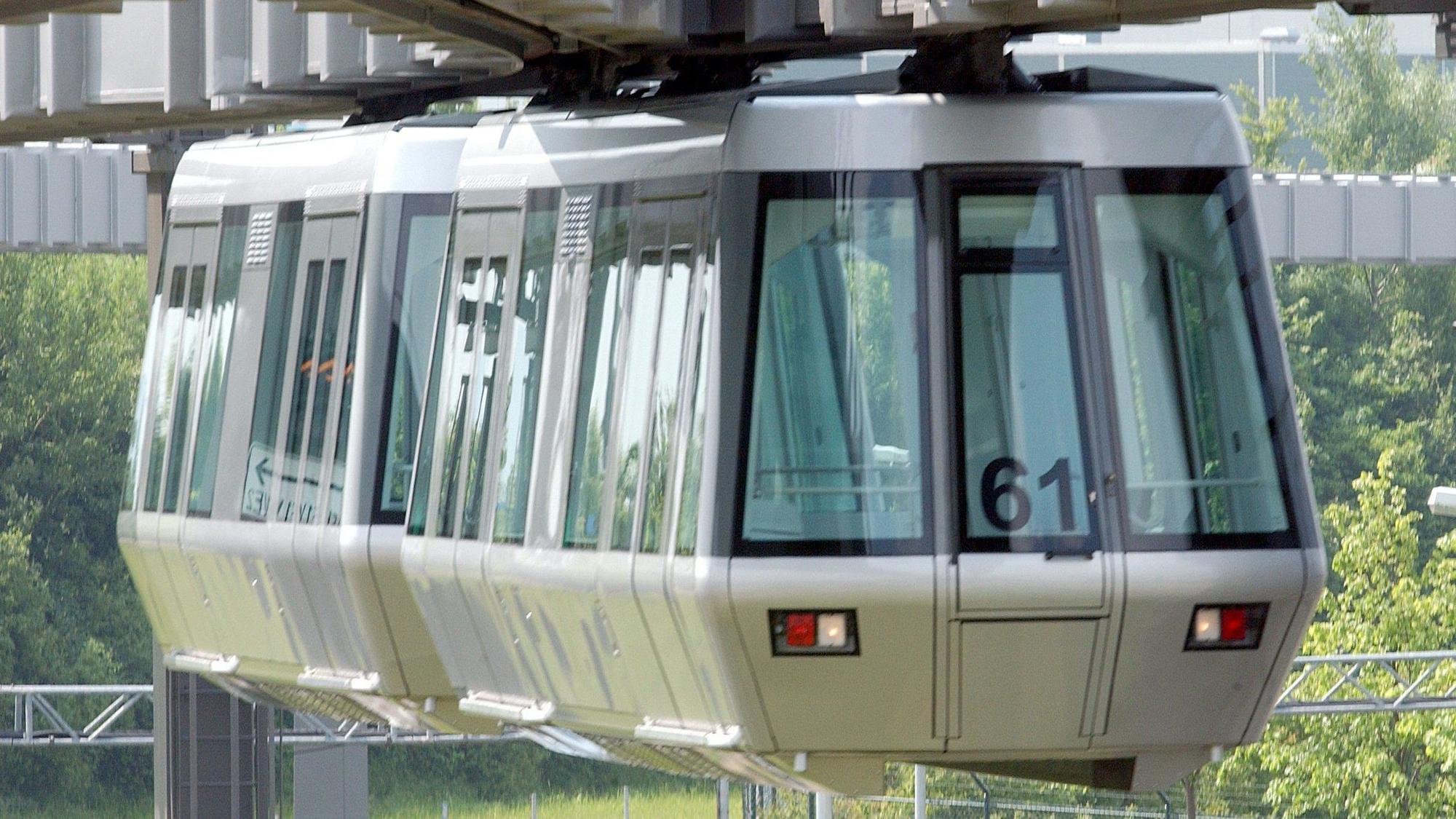 Ein „SkyTrain“ fährt bei der Vorstellung zum Düsseldorfer Flughafen.
