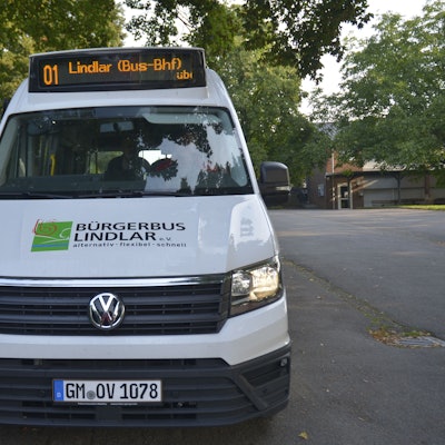 Ein Bus mit der Aufschrift Bürgerbus Lindlar steht an einer Haltestelle.