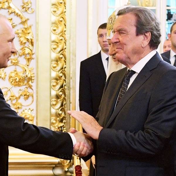 Gerhard Schröder bei der Amtseinführung von Kremlchef Wladimir Putin im Jahr 2018. Der Altkanzler hält an seiner Freundschaft zum russischen Präsidenten weiterhin fest. (Archivbild)