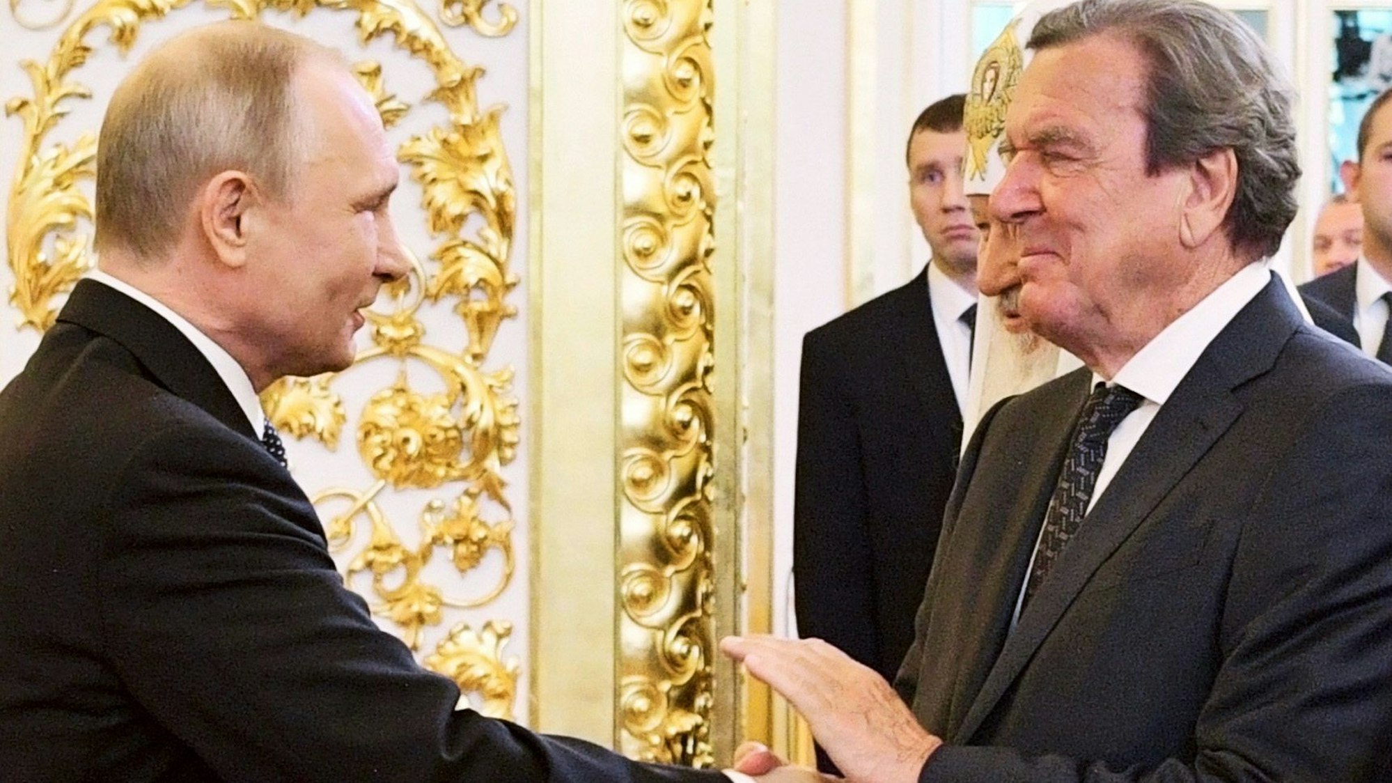 Gerhard Schröder bei der Amtseinführung von Kremlchef Wladimir Putin im Jahr 2018. Der Altkanzler hält an seiner Freundschaft zum russischen Präsidenten weiterhin fest. (Archivbild)