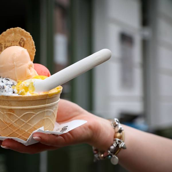 Eisbecher mit Eiskugeln und Waffel.