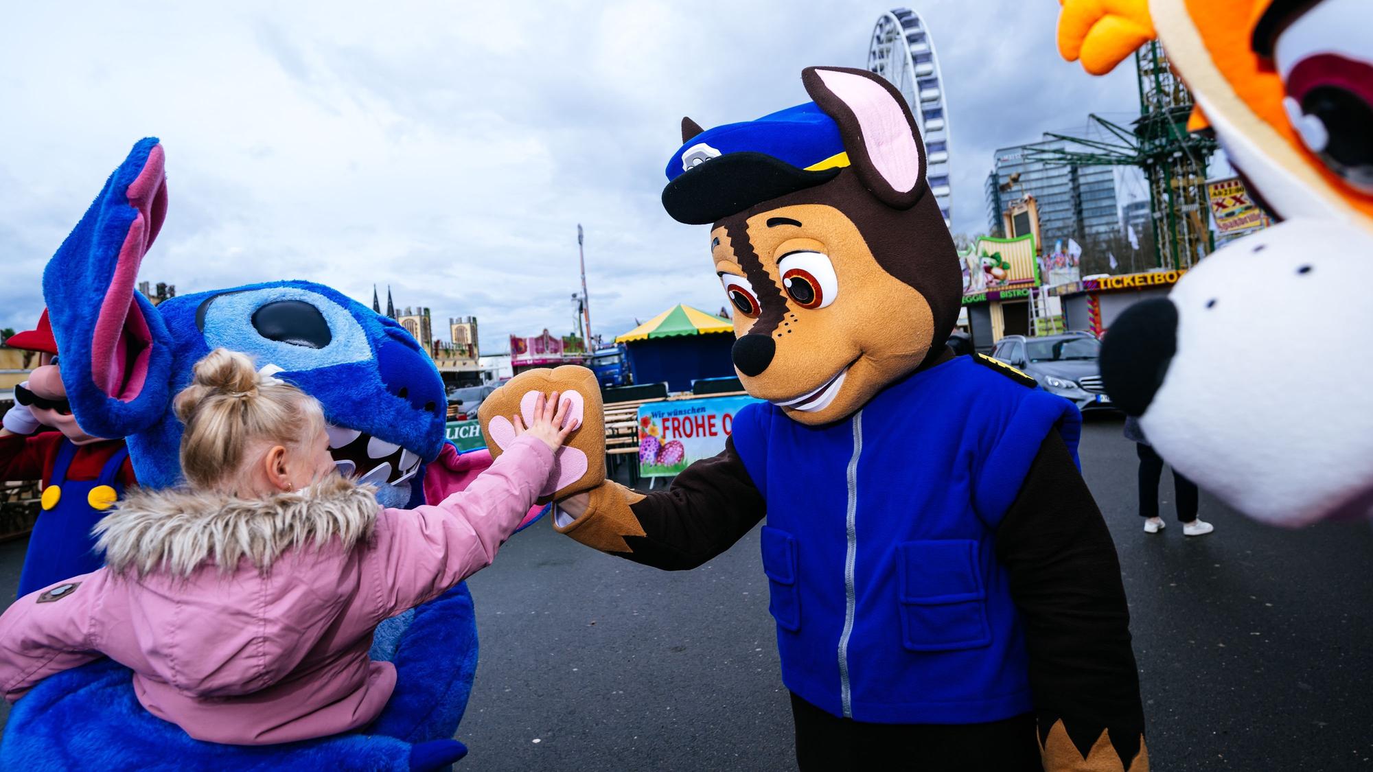Anfassen erlaubt: Die Großfiguren der Paw-Patrol-Familie sind neu auf der Kirmes.