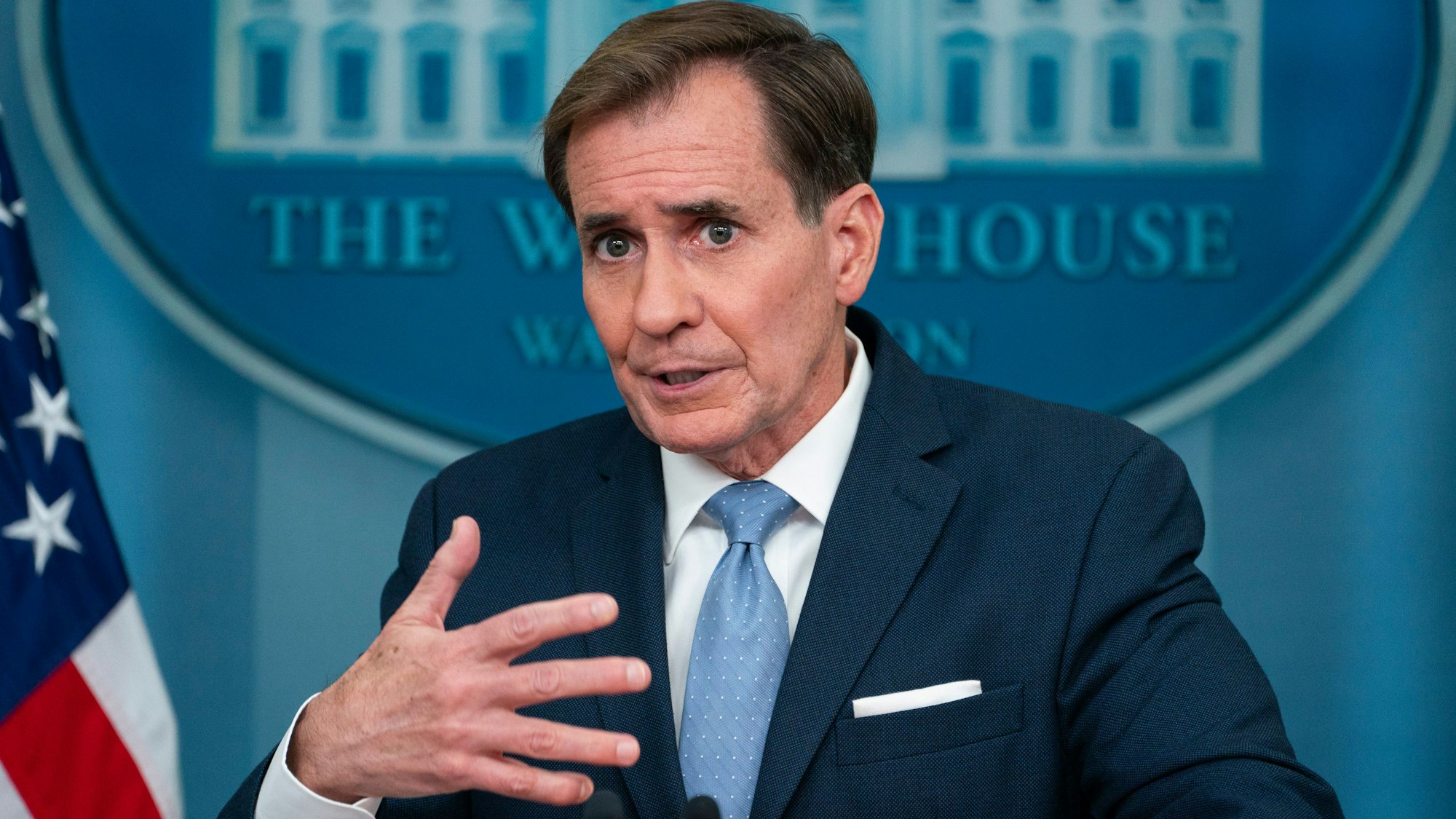 ARCHIV - 03.10.2023, USA, Washington: John Kirby, Kommunikationsdirektor des Nationalen Sicherheitsrats, spricht auf einer Pressekonferenz im Weißen Haus.