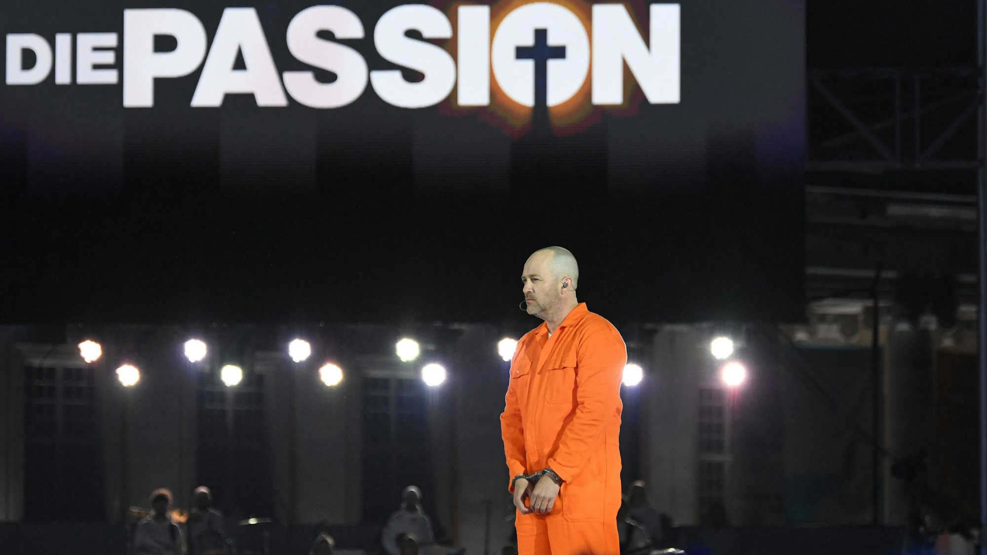 27.03.2024, Hessen, Kassel: Ben Blümel, Sänger, steht als Jesus von Nazaret bei der RTL-Oster-Produktion "Die Passion" auf dem Friedrichsplatz auf der Bühne.