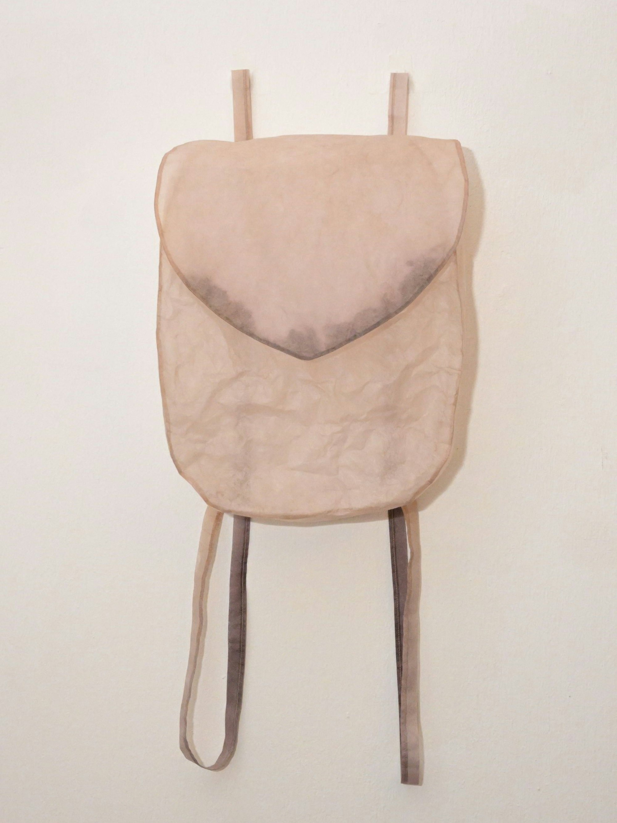 Werke von Darja Eßer, die das Kunstmuseum Villa Zanders als Schenkung erhielt, darunter ein Rucksack aus Kozopapier, wirken filigran.