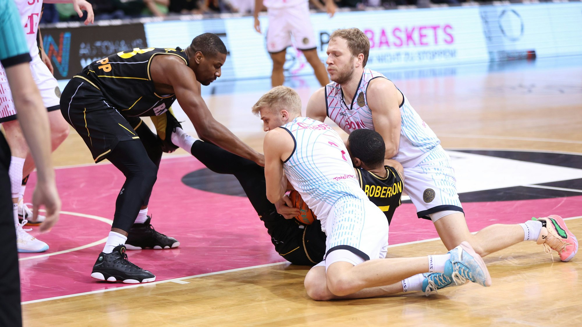 Mehr Ringkampf als Basketball: Die Baskets packen auch in Bodenlage schon mal kräftig zu, um den Ball zu erobern. Hier mit Christian Sengfelder und Sam Griesel (von rechts).