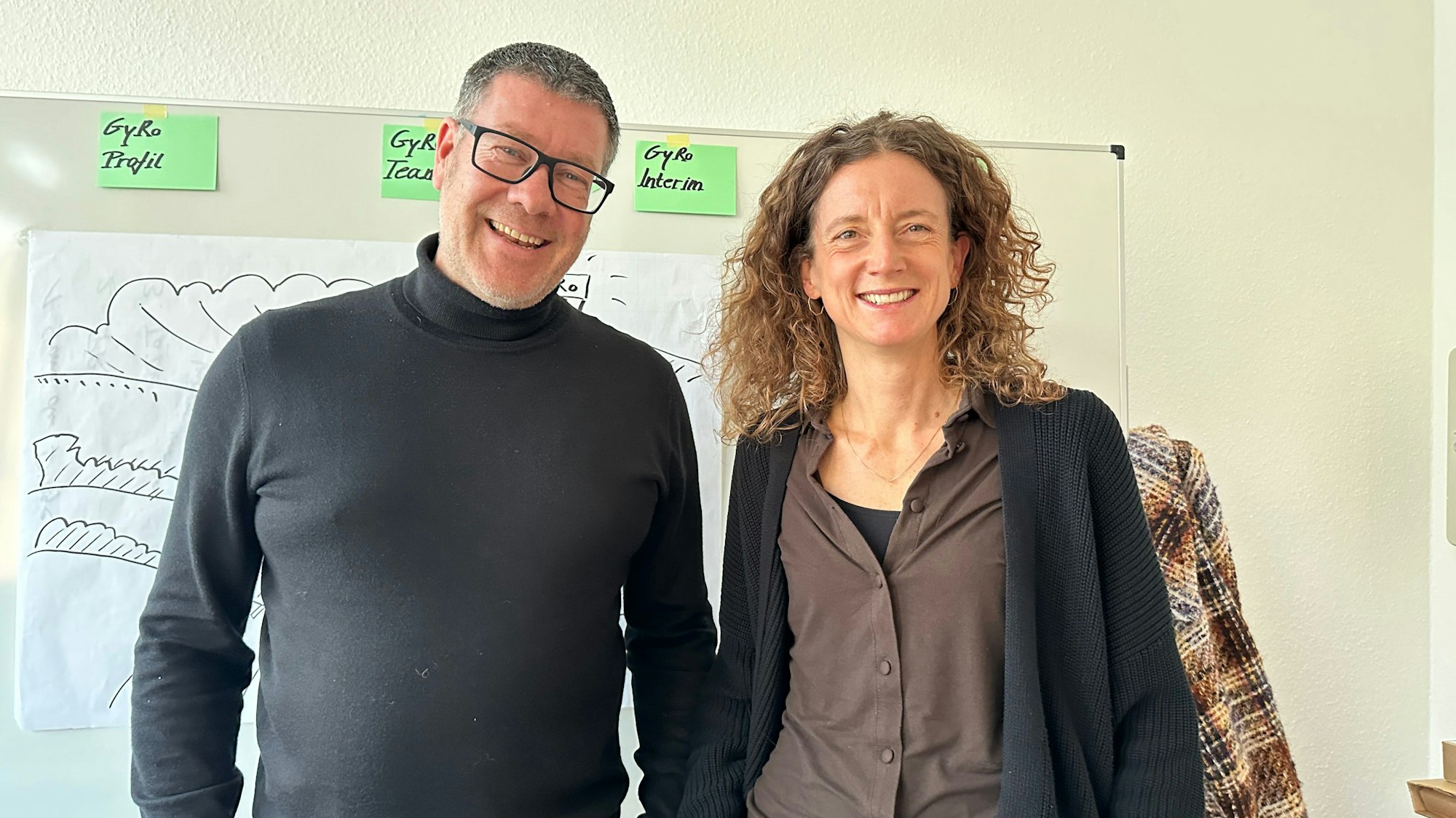 Schulleiter Peter Jürgensen (l.) und stellvertretende Schulleiterin Anja Faust bauen gerade ein Gymnasium im Süden auf.