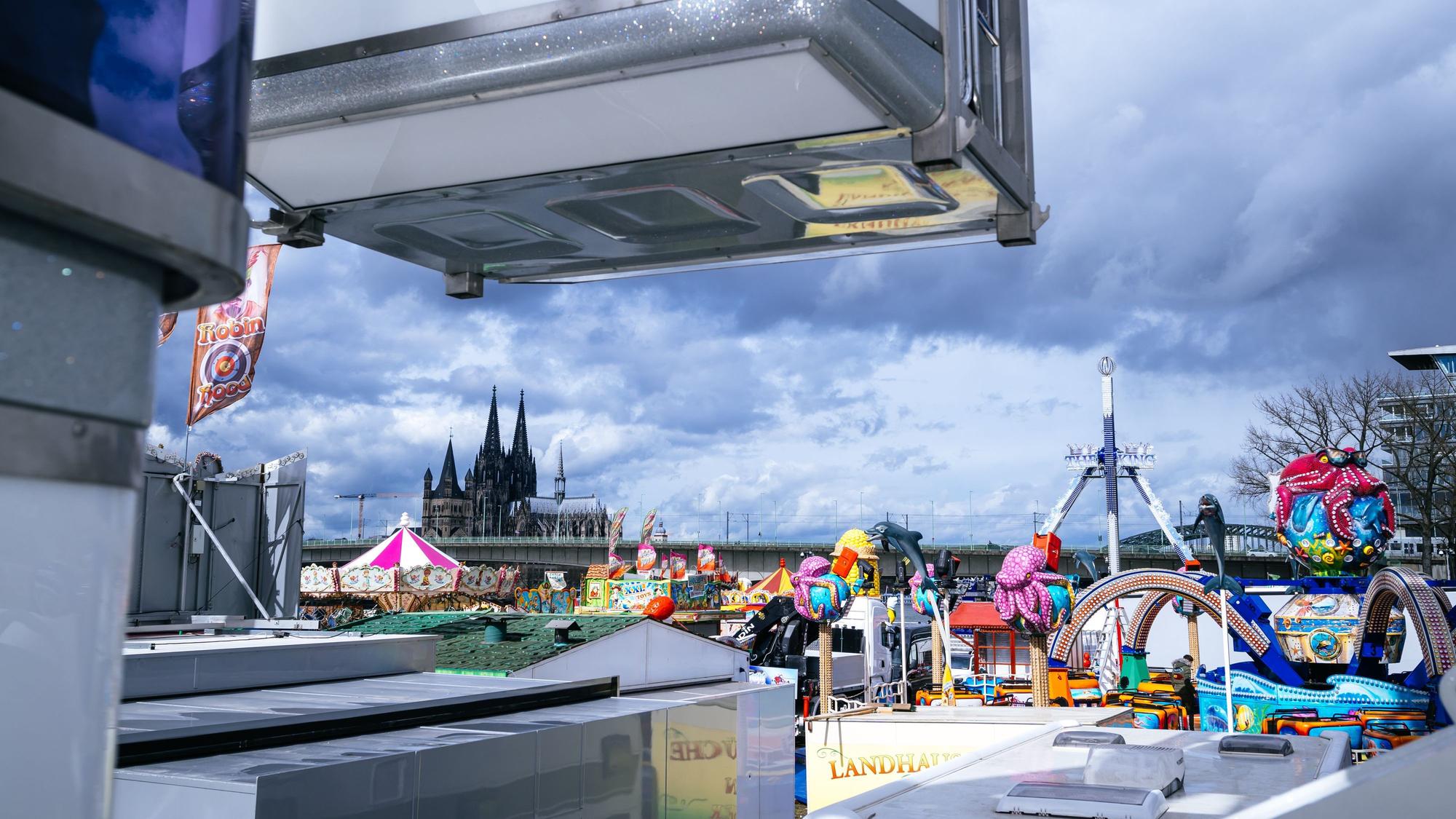 Bald geht's los: Blick vom Riesenrad über die Kirmes.