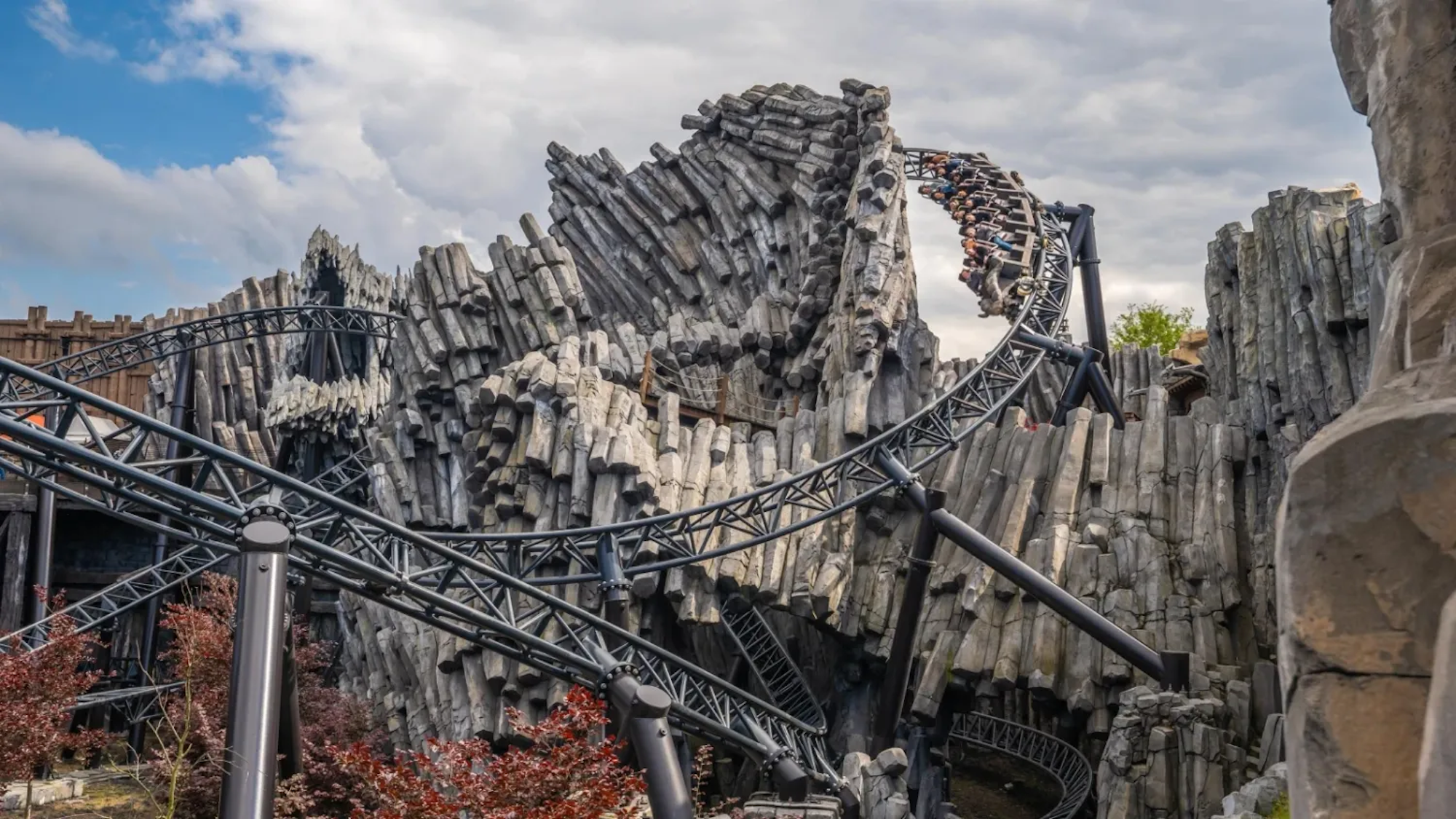 Auf dem Foto ist die Achterbahn „Taron“ im Phantasialand zu sehen.