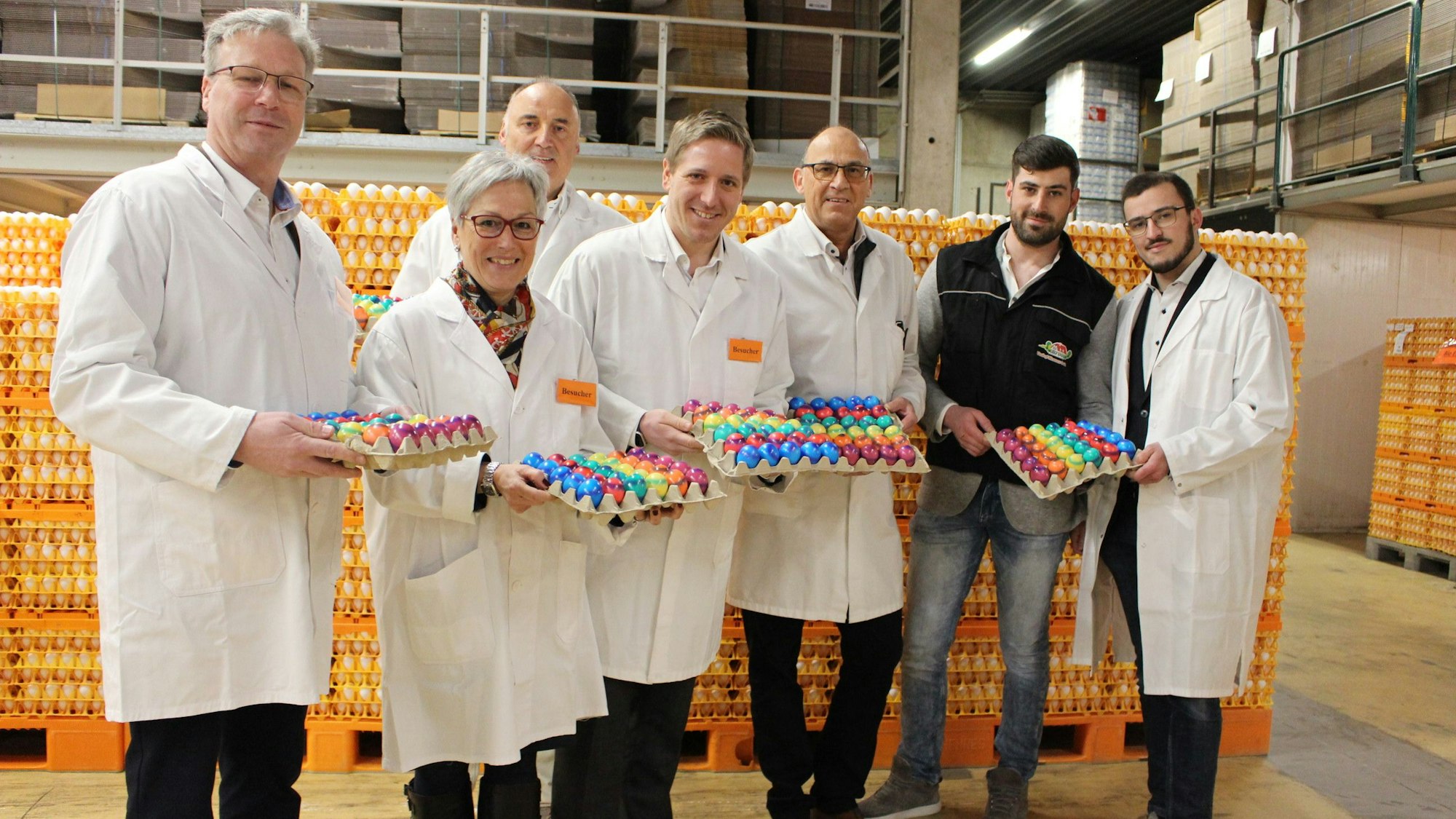 Geschäftsführung und Besucher haben zum gemeinsamen Foto aufgestellt.