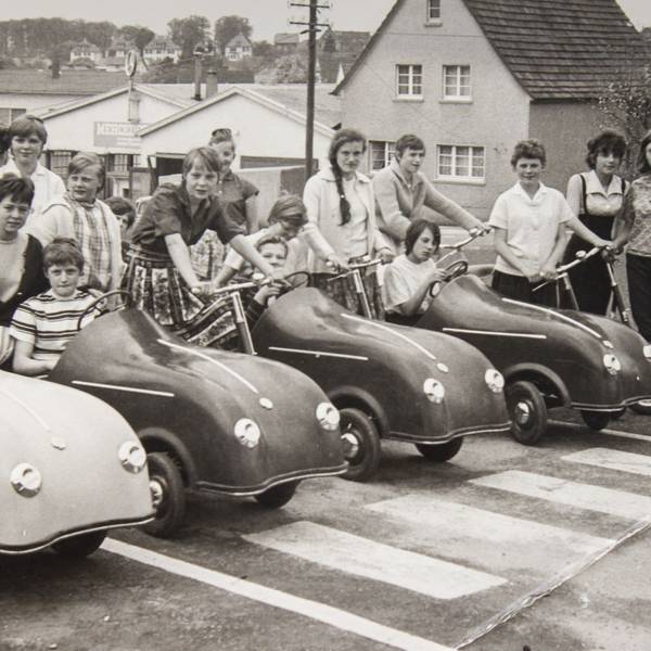 Dieses Foto des Waldbröler Verkehrsgartens stammt wohl aus dem Jahr 1964. Darauf zu sehen sind Marianne Schneider (Zweite von links, dunkle Jacke) und ihre Schulklasse.