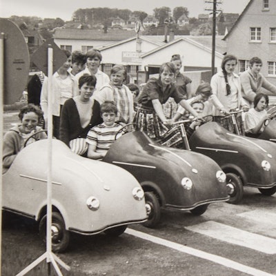 Dieses Foto des Waldbröler Verkehrsgartens stammt wohl aus dem Jahr 1964. Darauf zu sehen sind Marianne Schneider (Zweite von links, dunkle Jacke) und ihre Schulklasse.