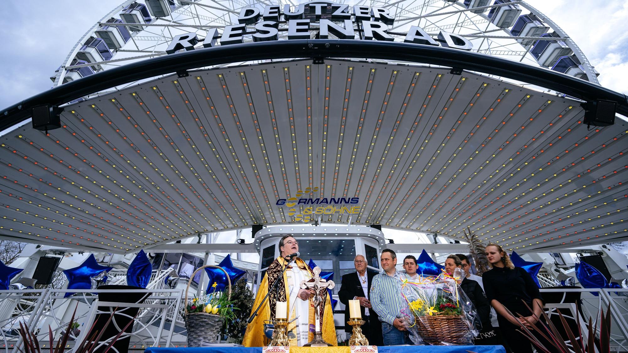 Schaustellerpfarrer Sascha Ellinghaus segnet das neue Deutzer Riesenrad.