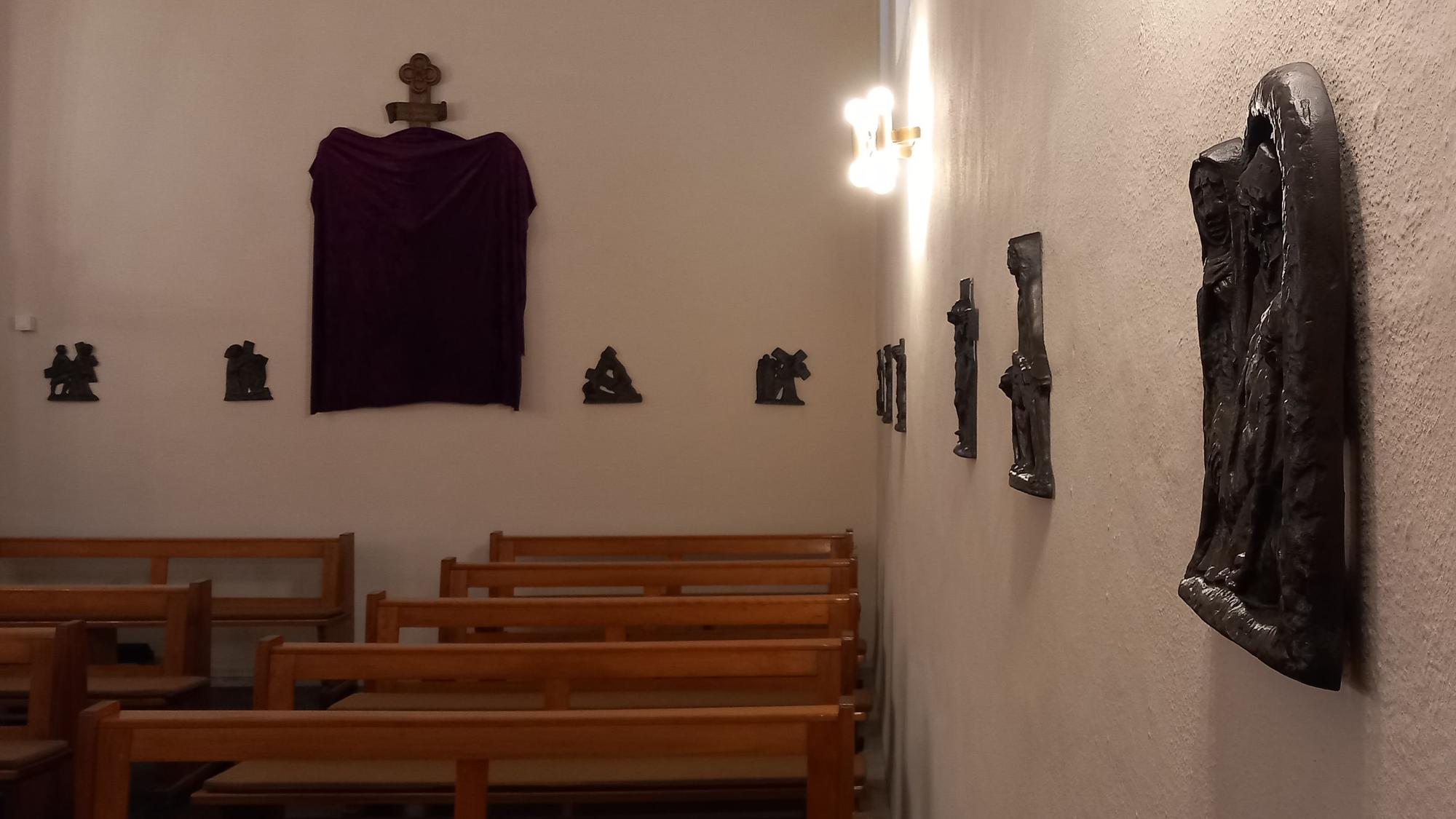 Der Kreuzweg ist renoviert, Jesus verhüllt wegen Ostern