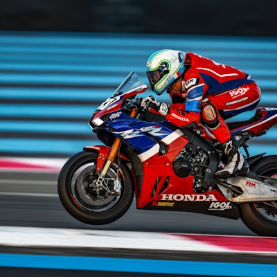 Florian Alt macht sich auf seiner Honda ganz klein.