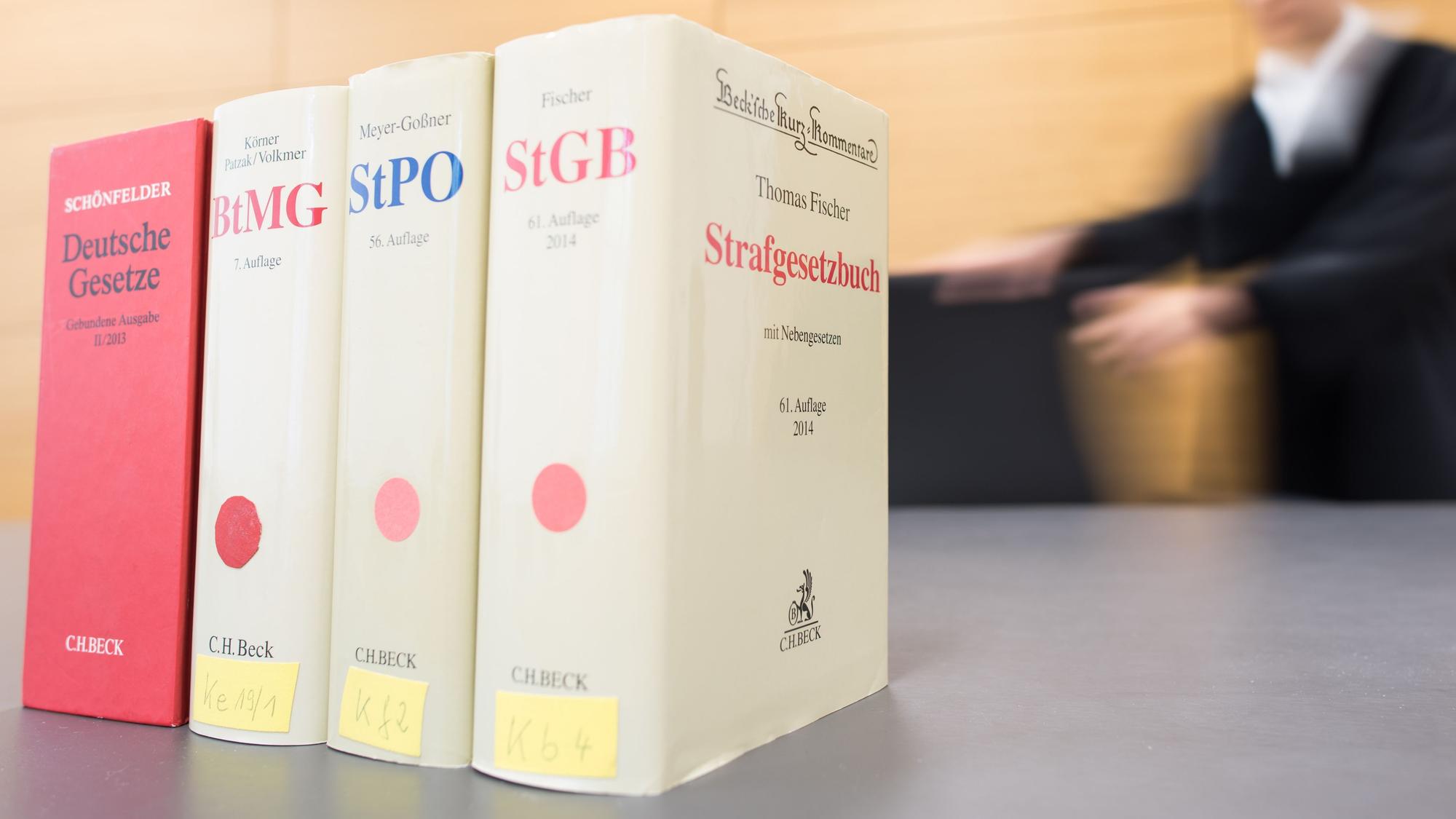 Gesetzesbücher auf einer Richterbank.