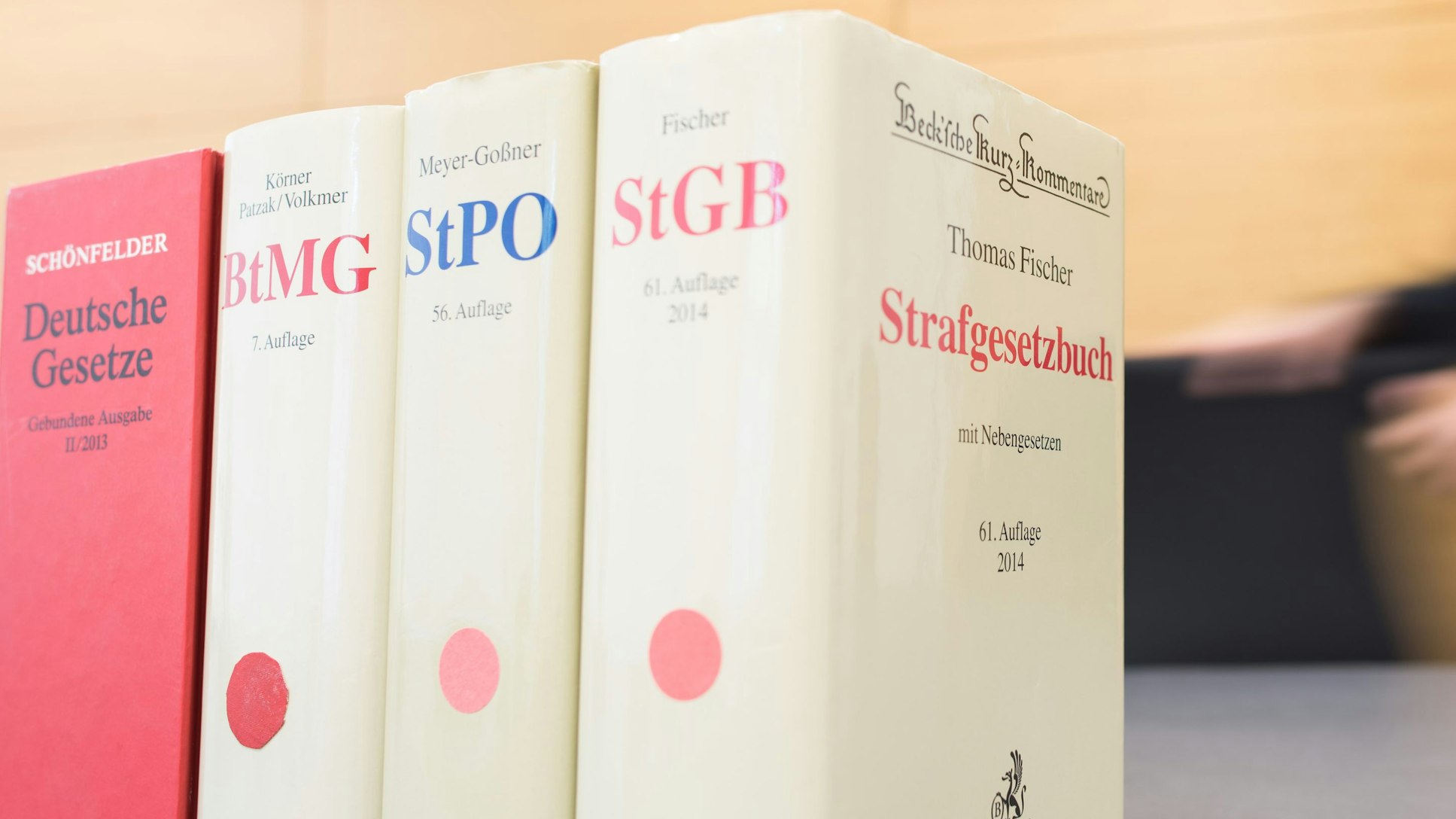 Eine Richterin ist hinter Gesetzbüchern zu sehen.