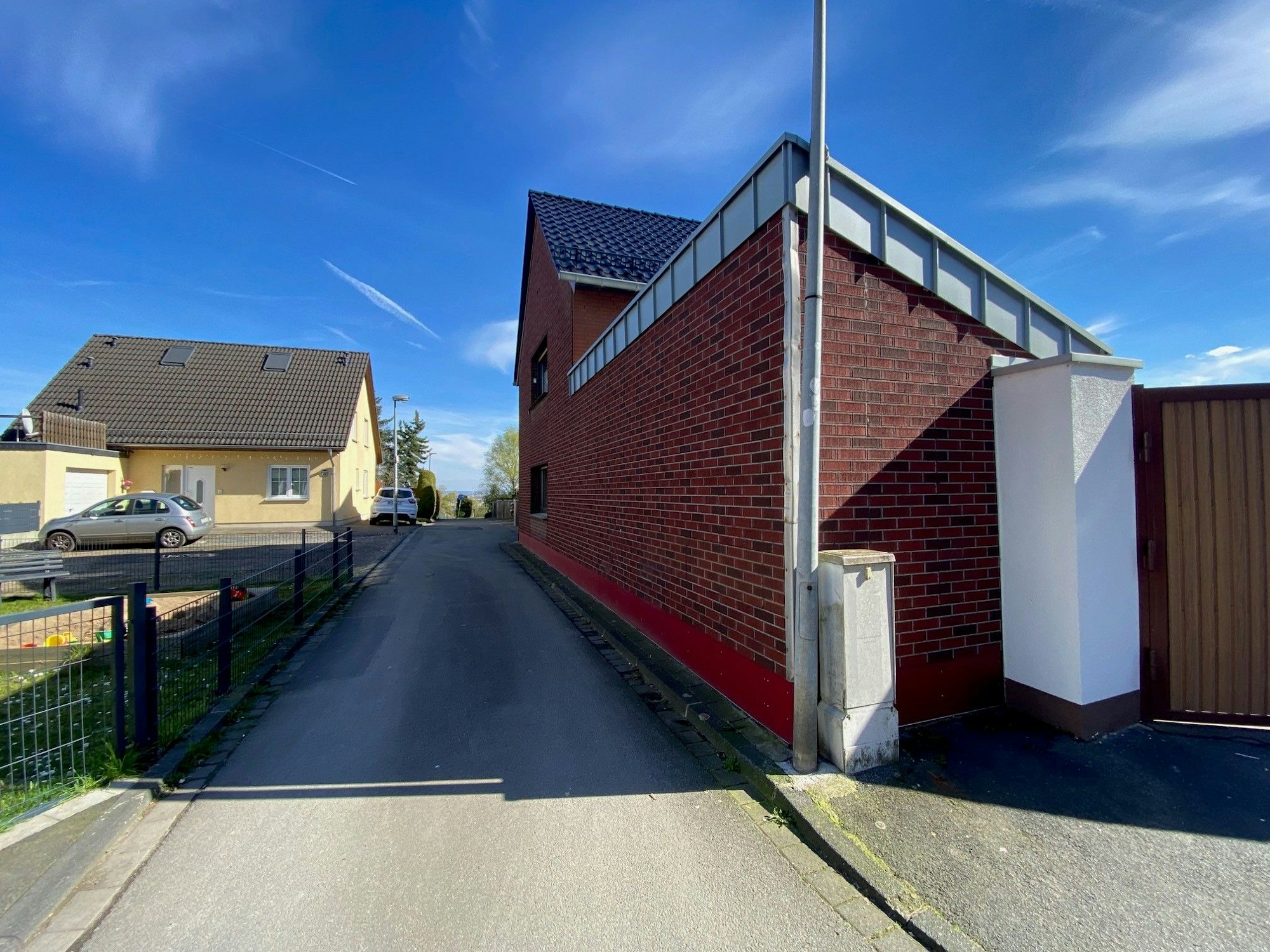 Das Bild zeigt die Toreinfahrt der Straße Am Kreuz.