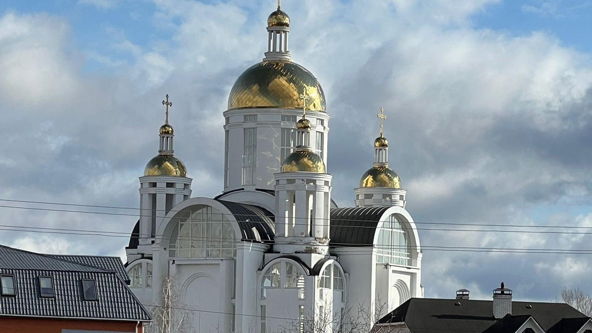 Eine Kirche strahlt in der Nachmittagssonne.