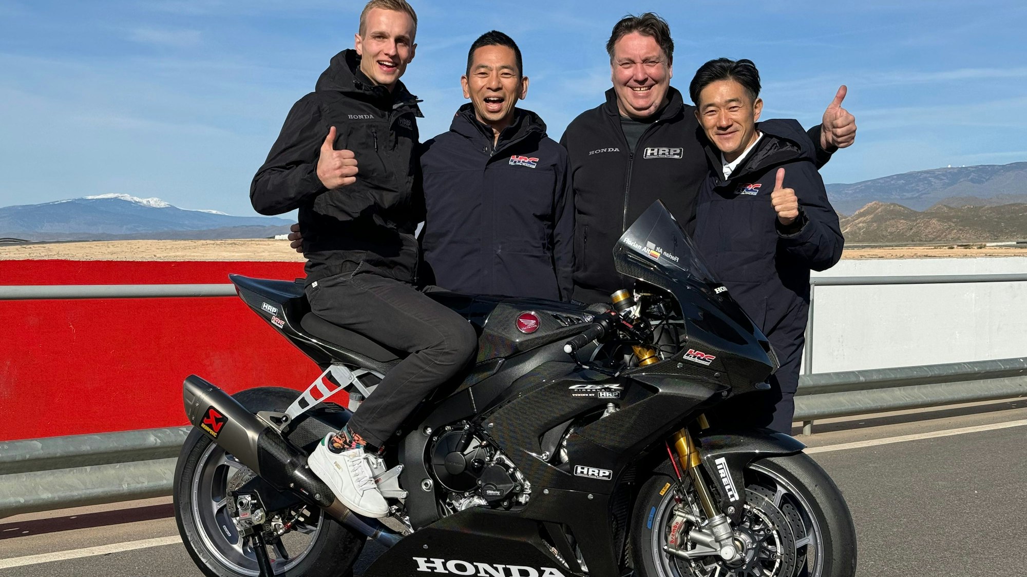 Daumen hoch bei Florian Alt und dem Honda-Team, die die neue Honda präsentieren.