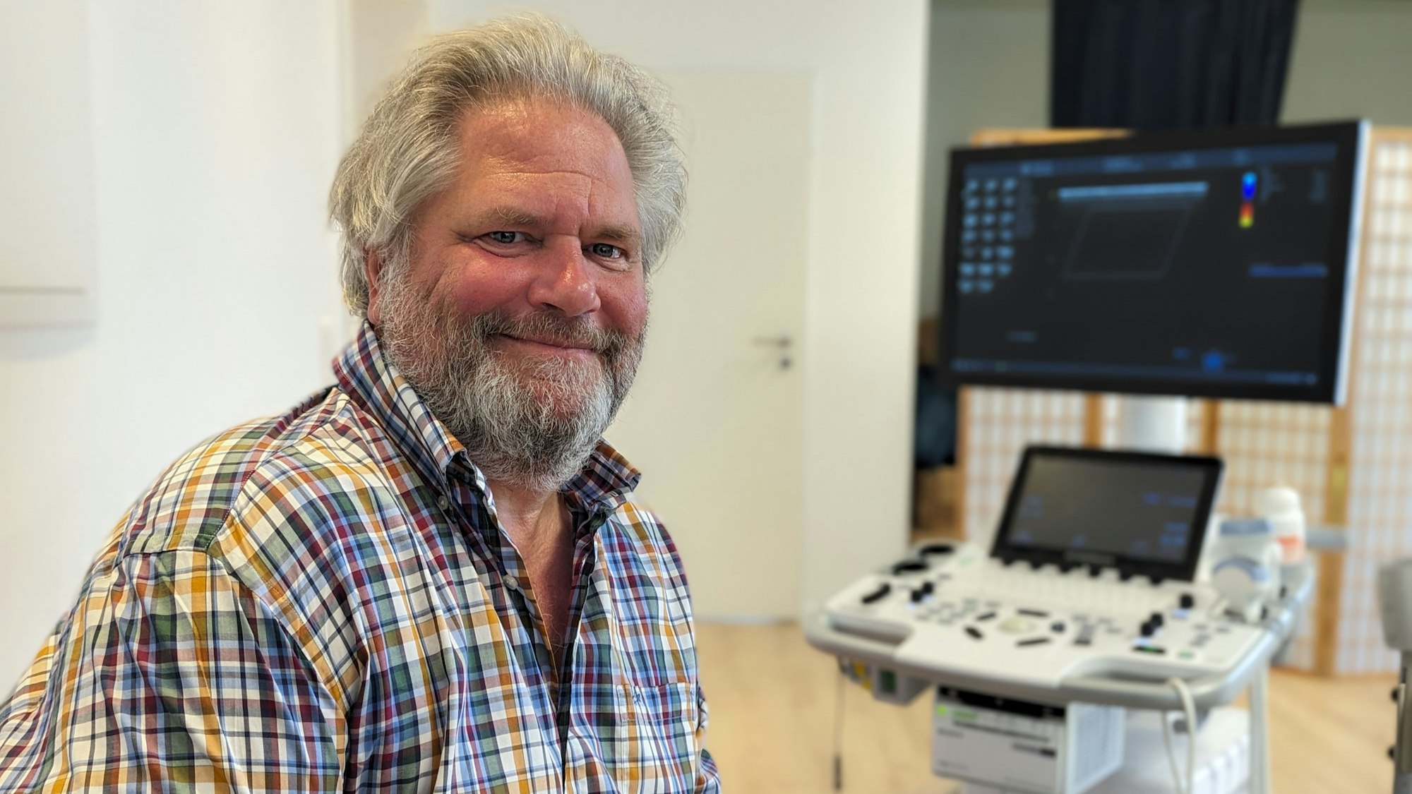 Der Schlafmediziner Dr. Michael Feld in seiner Praxis in Frechen-Königsdorf.