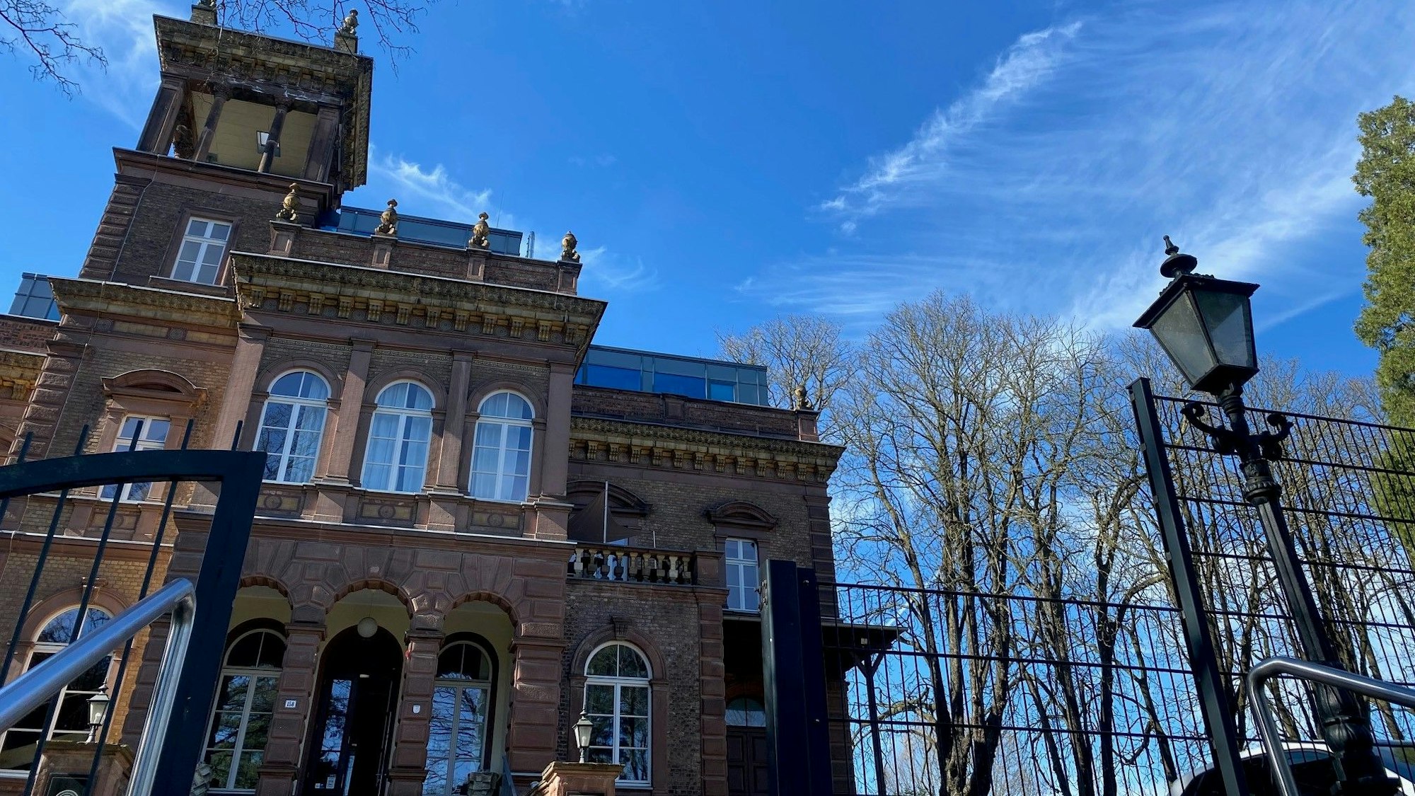 Das Bild zeigt das Gebäude des Kaiserbahnhofs in Brühl-Kierberg.