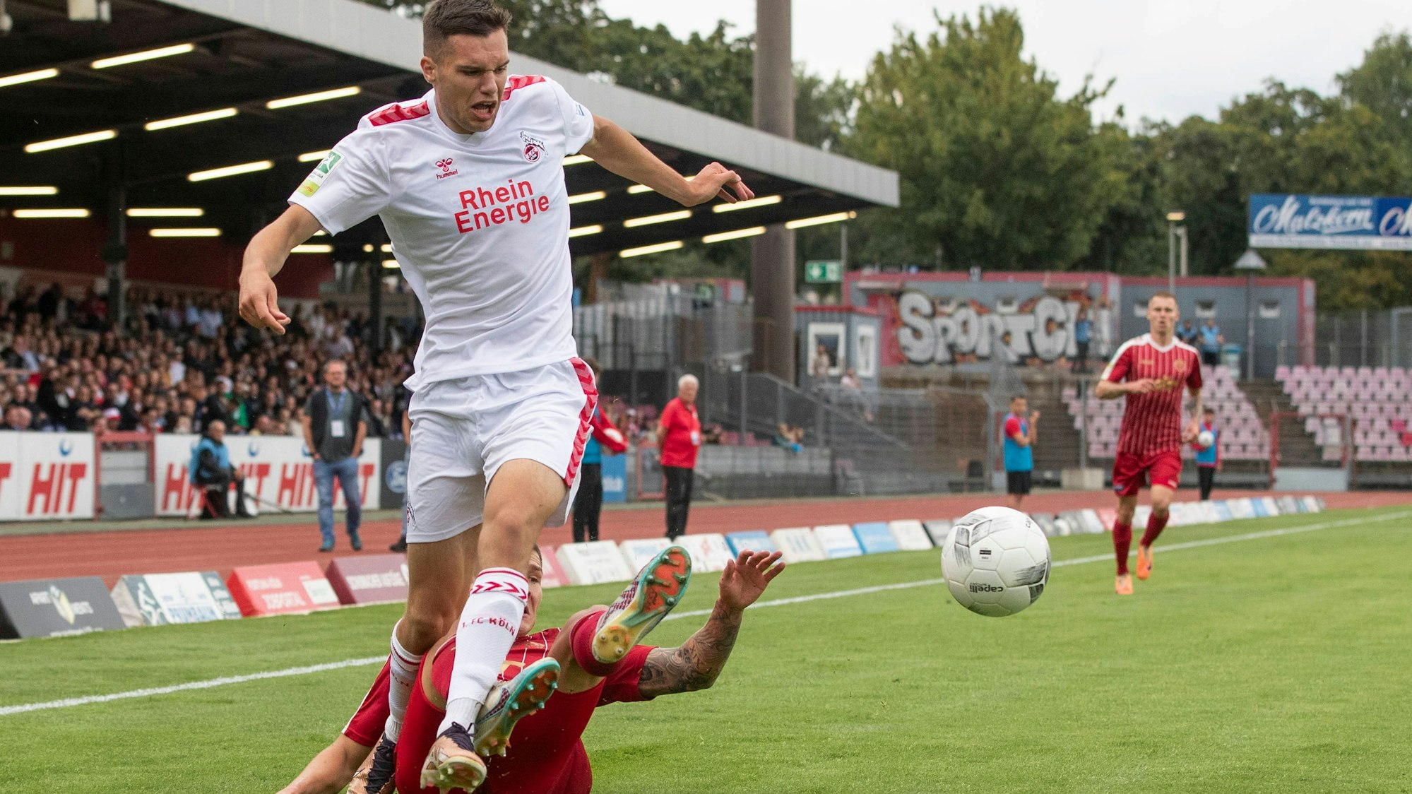 Regionalliga West: SC Fortuna Koeln - 1. FC Koeln U21, U 21 01.08.2023 Antonio Verinac 1. FC Koeln U21, 19, Jonas Scholz Fortuna Koeln, 32, Regionalliga West, 1. Spieltag, SC Fortuna Koeln - 1. FC Koeln U21, am 01.08.2023, Suedstadion, Koeln *** Regionalliga West SC Fortuna Koeln 1 FC Koeln U21, 01 08 2023 Antonio Verinac 1 FC Koeln U21, 19 , Jonas Scholz Fortuna Koeln, 32 , Regionalliga West, 1 Matchday, SC Fortuna Koeln 1 FC Koeln U21, on 01 08 2023, Suedstadion, Koeln Copyright: xBEAUTIFULxSPORTS/Meuselx